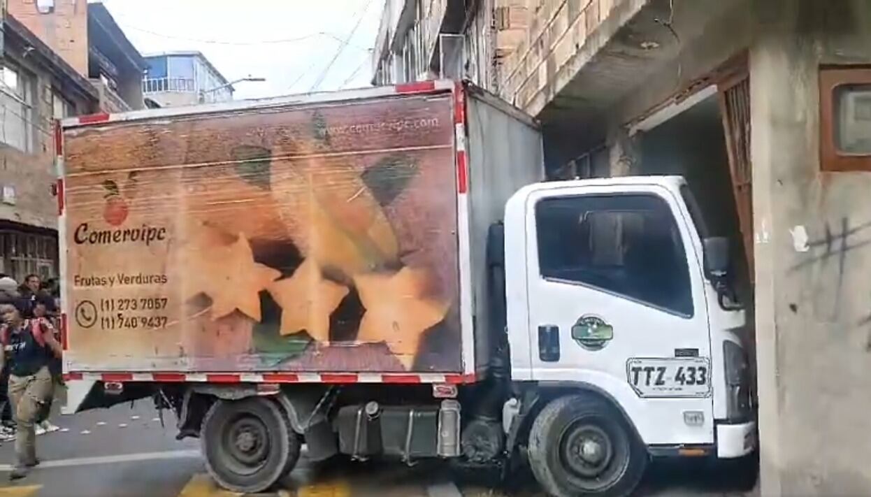 El conductor del camión con placas TTZ - 433 parece ser que perdió el control del automotor y arrolló a los policías.