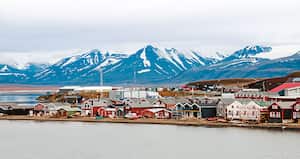 Longyearbyen apenas cuenta con 45 kilómetros de vías. Desplazarse de un extremo a otro del pueblo toma cerca de 10 minutos.