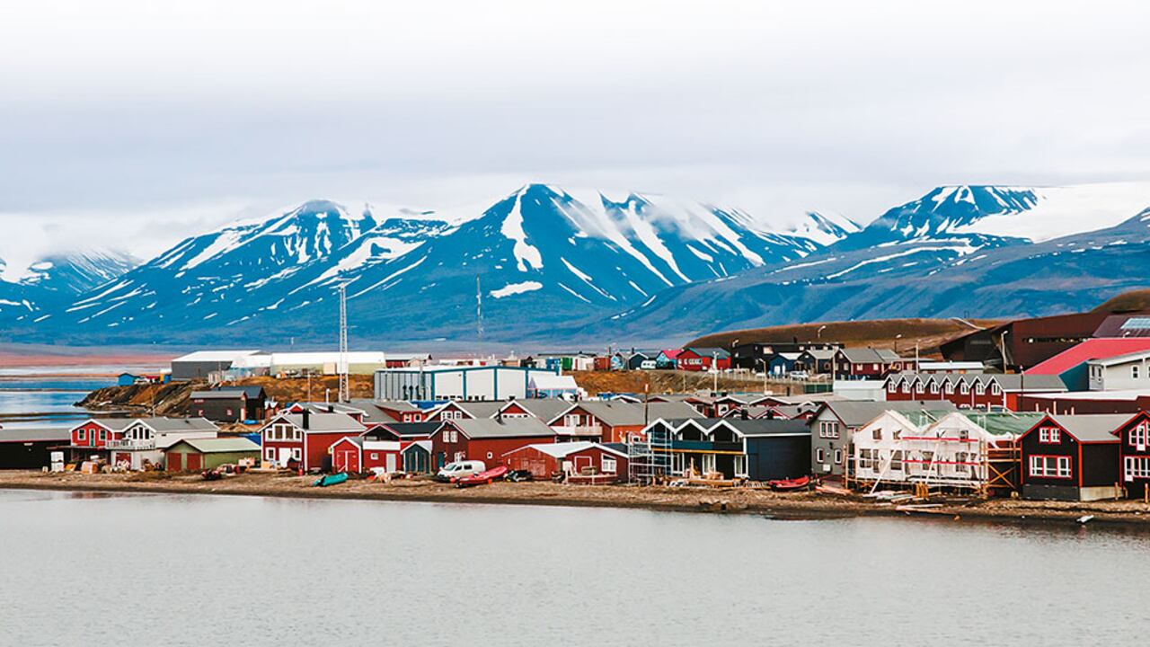 Longyearbyen apenas cuenta con 45 kilómetros de vías. Desplazarse de un extremo a otro del pueblo toma cerca de 10 minutos.