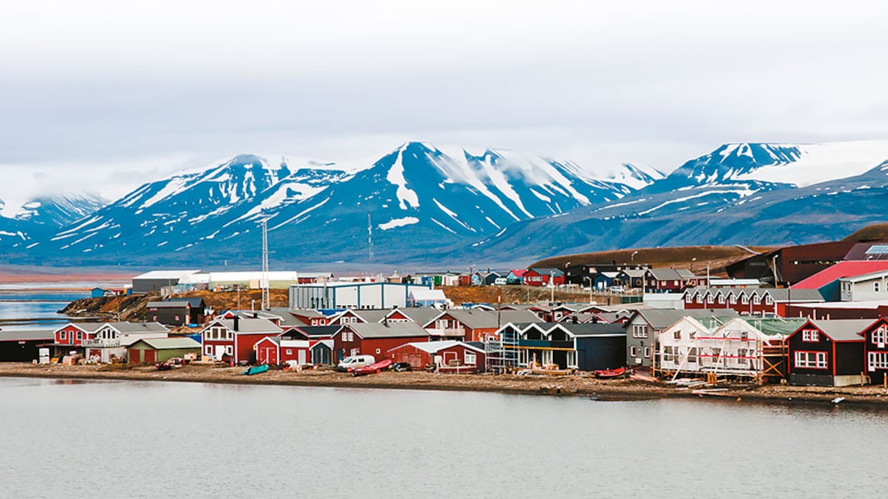 Longyearbyen apenas cuenta con 45 kilómetros de vías. Desplazarse de un extremo a otro del pueblo toma cerca de 10 minutos.