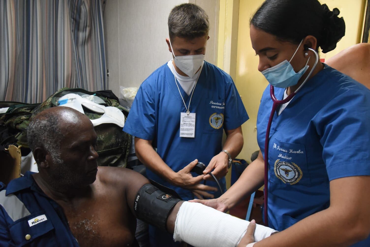 Uno de los tripulantes recibe atención médica.