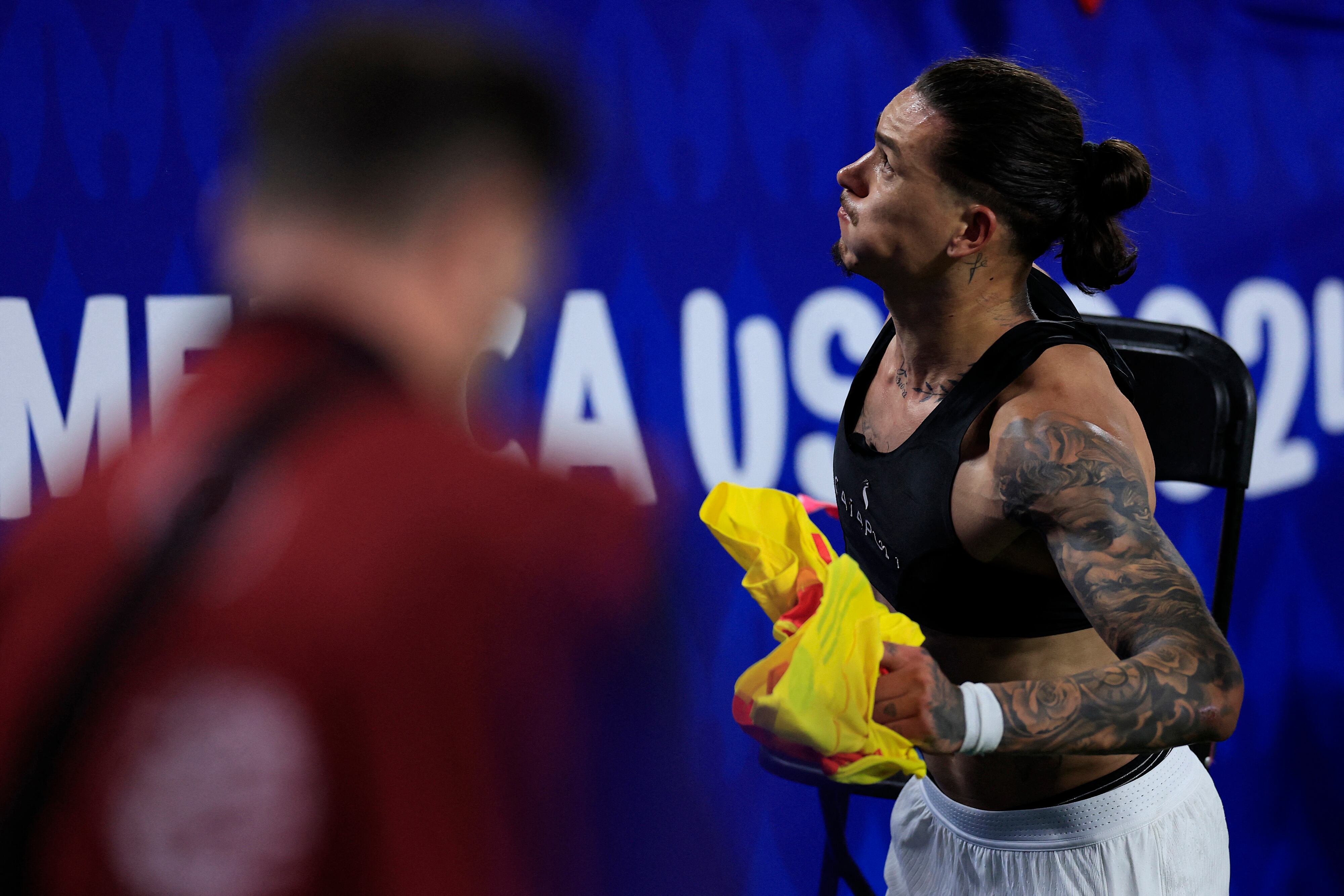 CHARLOTTE, NORTH CAROLINA - JULY 10: Darwin Nu�ez of Uruguay reacts towards fans after the CONMEBOL Copa America 2024 semifinal match between Uruguay and Colombia at Bank of America Stadium on July 10, 2024 in Charlotte, North Carolina.   Buda Mendes/Getty Images/AFP (Photo by Buda Mendes / GETTY IMAGES NORTH AMERICA / Getty Images via AFP)
