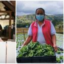 Hombre abriendo congelador y mujer campesina con hortalizas.