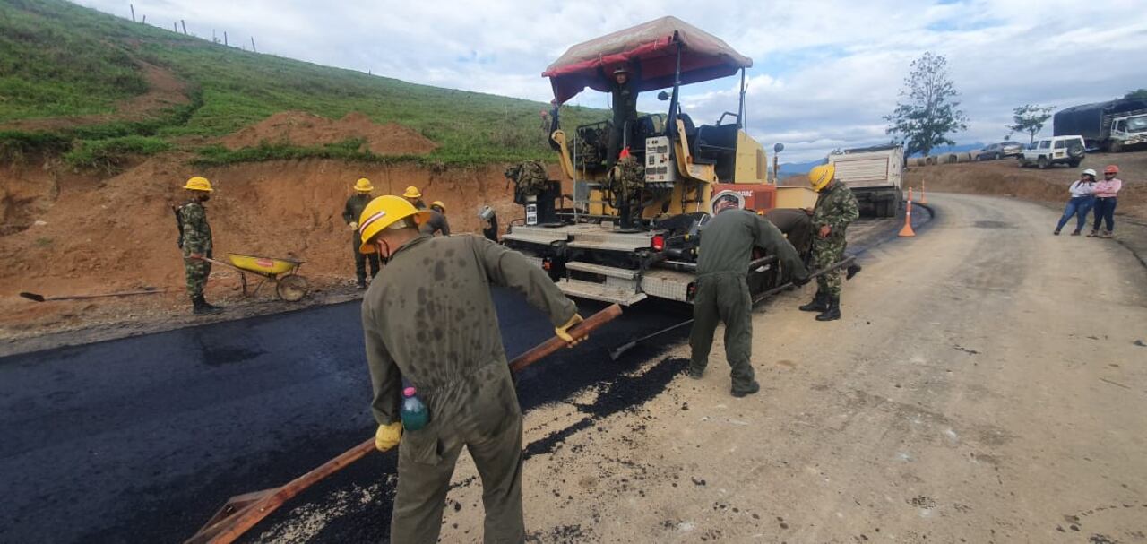 el Ejército colombiano y sus soldados profesionales, trabajan en el desarrollo vial Transversal de la Macarena, un tamaño de 165 kilómetros que conectará los departamentos de Meta y Huila.