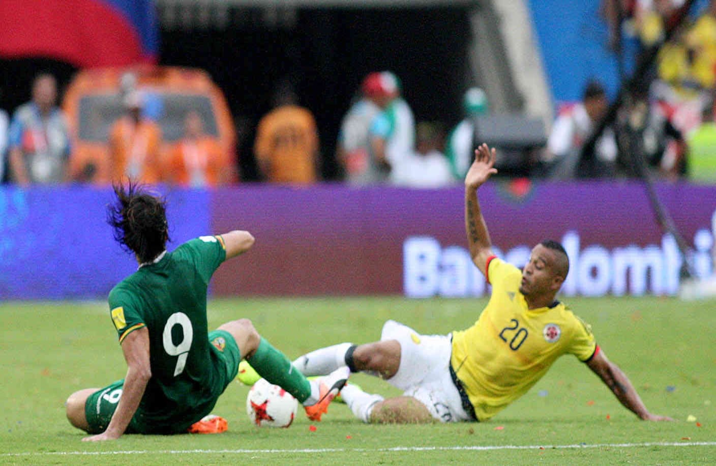 Marcelo Moreno y Macnelly Torres disputan un balón en la mitad del campo. Foto: León Darío Peláez / SEMANA