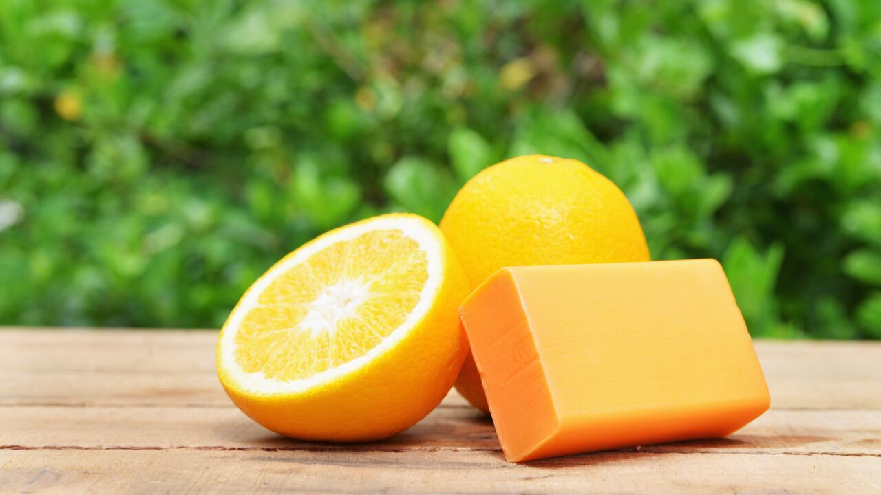 Los jabones caseros son una gran opción para complementar la limpieza diaria del rostro.