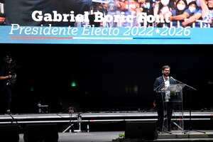 El presidente electo de Chile, Gabriel Boric, de la coalición "Apruebo la Dignidad", habla con sus seguidores luego de su victoria en la segunda vuelta de las elecciones presidenciales en Santiago, Chile, el domingo 19 de diciembre de 2021. Foto AP / Matias Delacroix