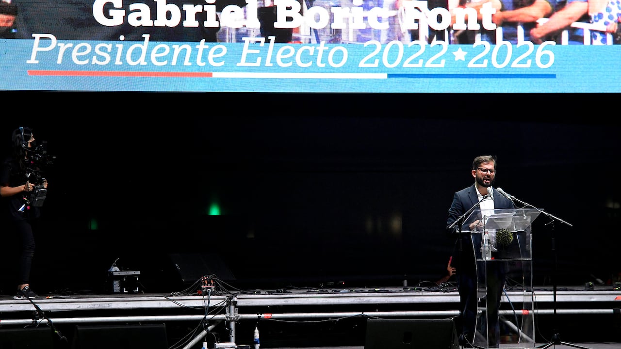 El presidente electo de Chile, Gabriel Boric, de la coalición "Apruebo la Dignidad", habla con sus seguidores luego de su victoria en la segunda vuelta de las elecciones presidenciales en Santiago, Chile, el domingo 19 de diciembre de 2021. Foto AP / Matias Delacroix