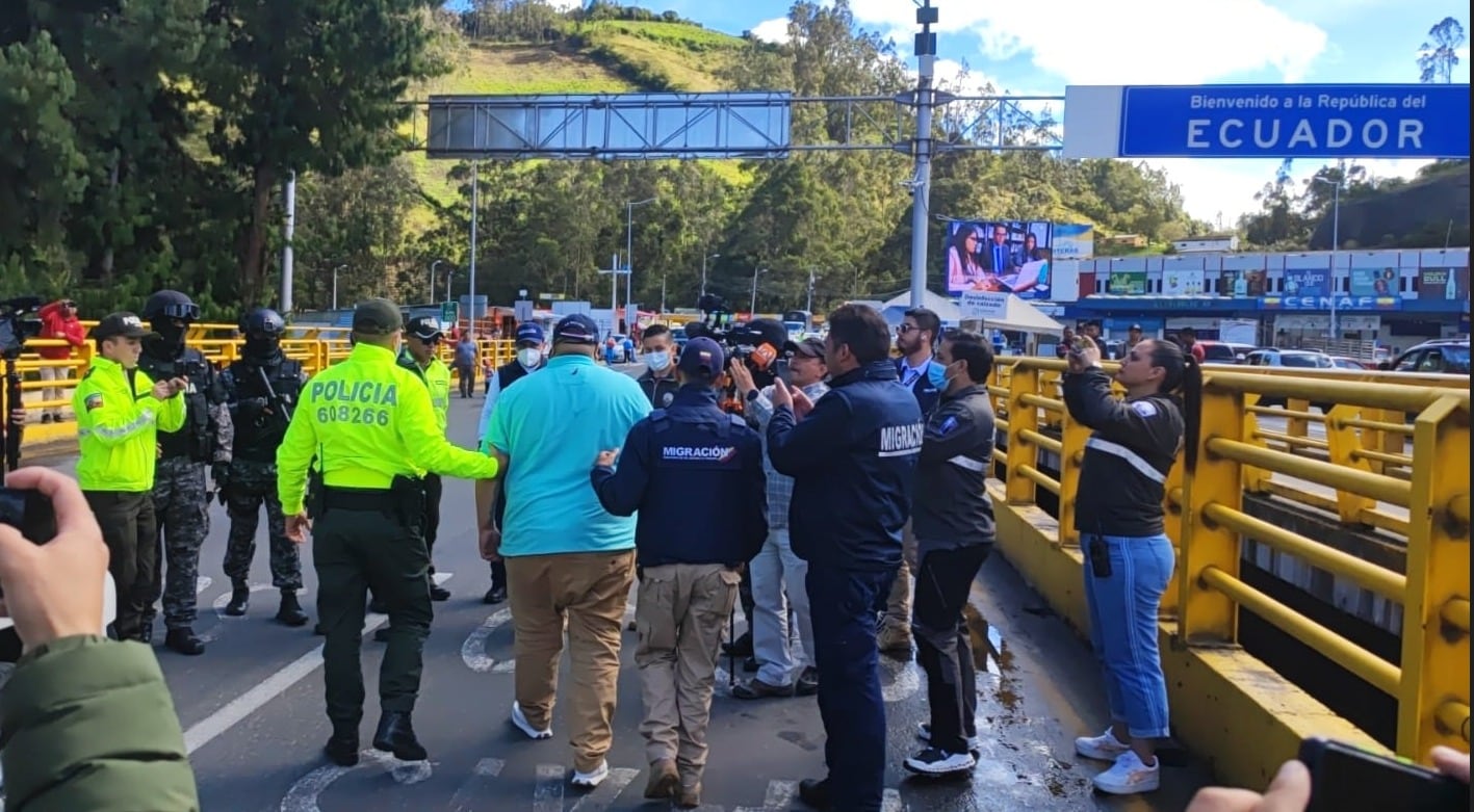 El delincuente fue expulsado de Colombia y entregado a las autoridades ecuatorianas. Foto: Migración Colombia.