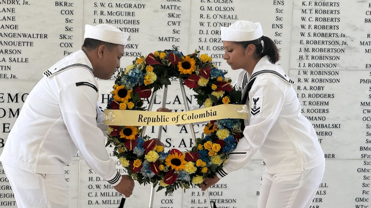 soldados y marinos que cayeron muertos en el memorial en su honor en Pearl Harbor