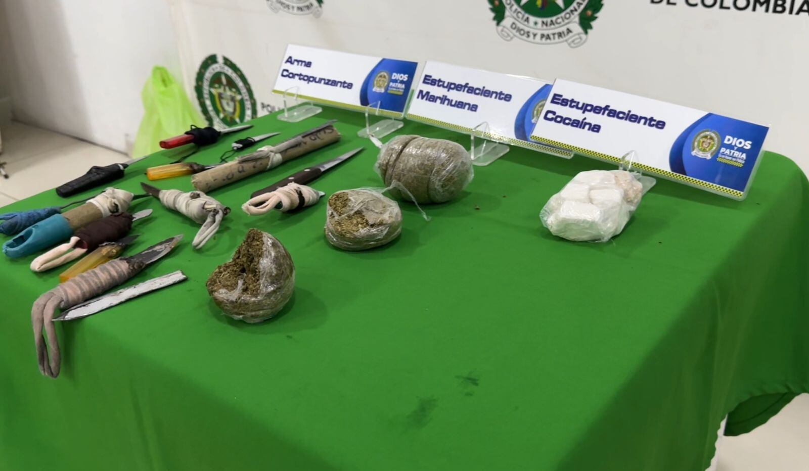 Marihuana y armas encontradas en las celdas.