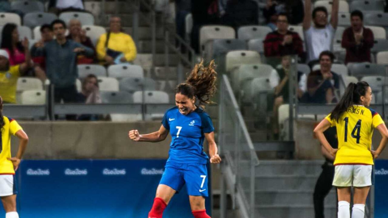 Amel Majri (C) anotó de tiro libre para las francesas. GUSTAVO ANDRADE / AFP