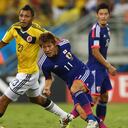 CUIABA, BRAZIL - JUNE 24: Yoichiro Kakitani of Japan fights off Carlos Valdes of Colombia during the 2014 FIFA World Cup Brazil Group C match between Japan and Colombia at Arena Pantanal on June 24, 2014 in Cuiaba, Brazil. (Photo by Elsa/Getty Images)