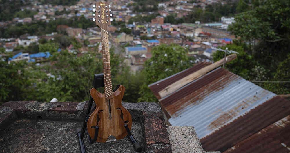 Gracias al portafolio de estímulos Corazonarte, del Idecut, Cristian Rodríguez recibió un capital para iniciar su fábrica de instrumentos. 