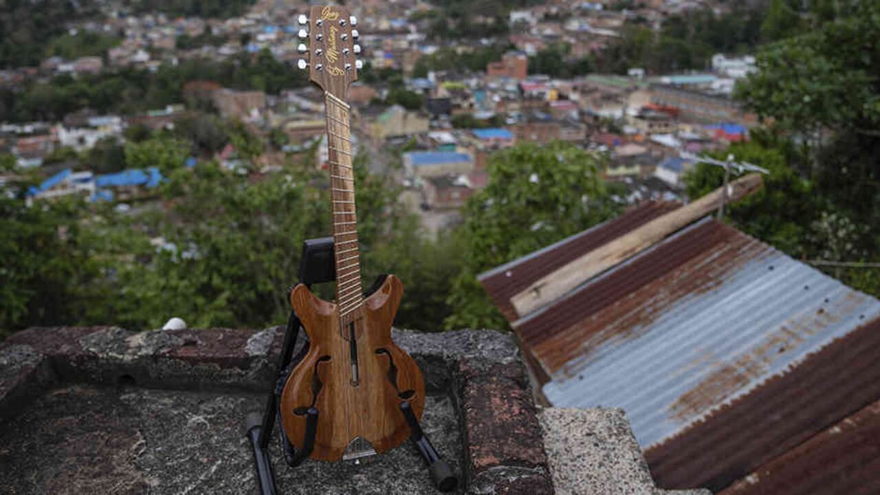 Gracias al portafolio de estímulos Corazonarte, del Idecut, Cristian Rodríguez recibió un capital para iniciar su fábrica de instrumentos.
