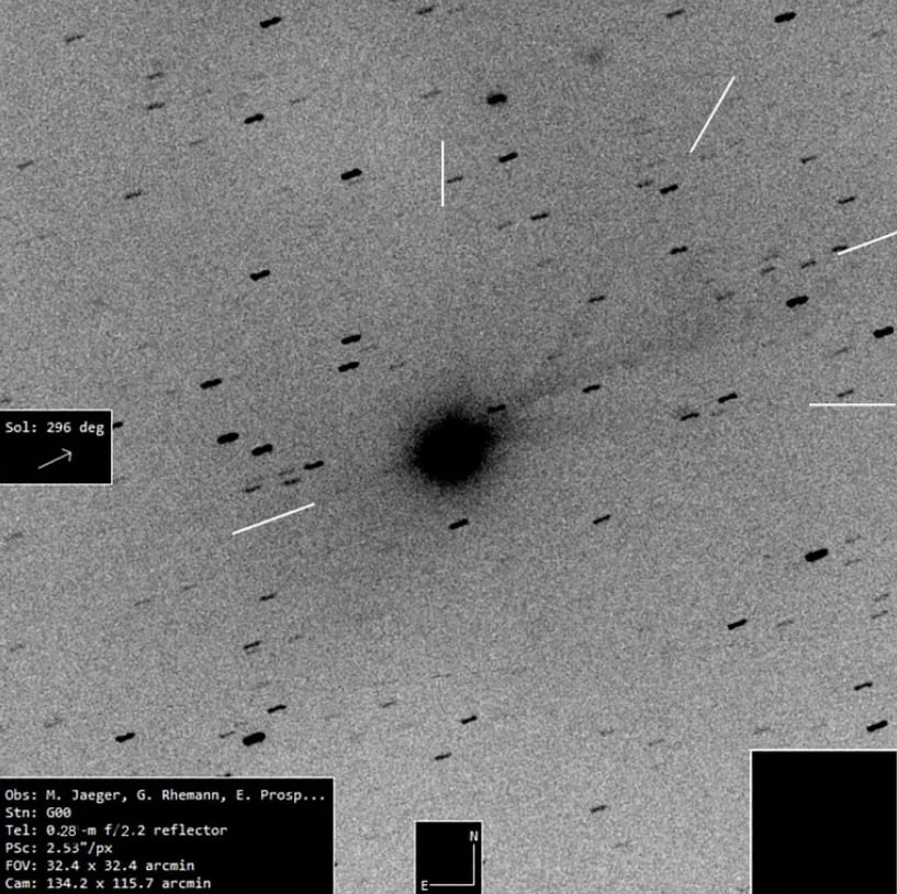 Las tomas superpuestas destacaron la alineación de 3I/ATLAS, dejando visible la orientación solar en la esquina inferior izquierda.