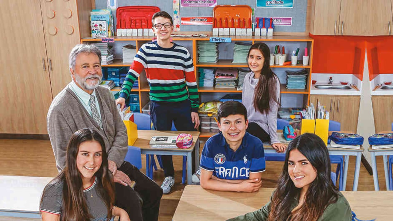 De izquierda a derecha: Jaime Acosta, rector, Juan David Collazos, César Rodríguez, María Alejandra Cuberos y Laura Arango, estudiantes destacados de la promoción 2017.