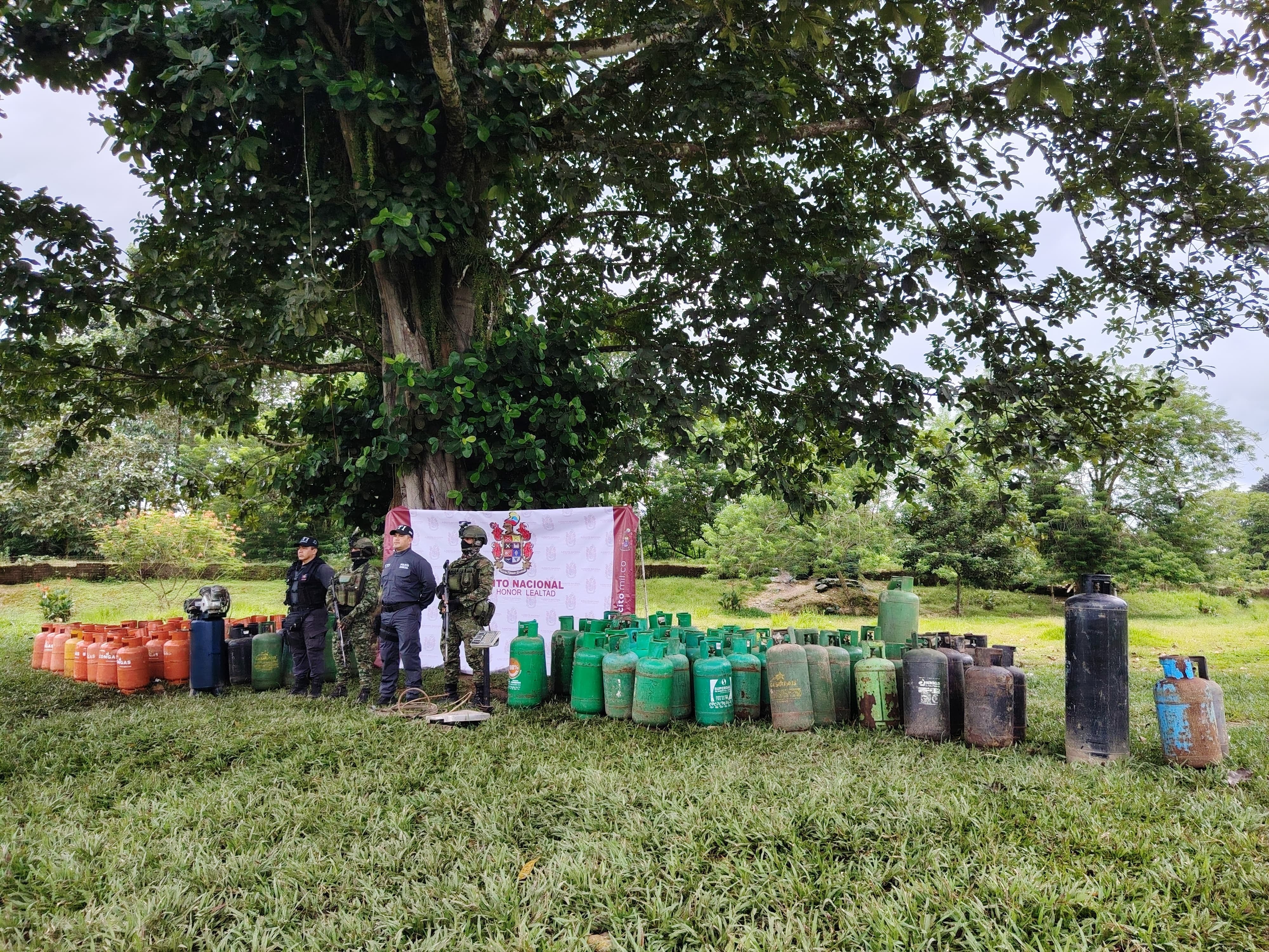 Incautan 117 cilindros que iban a ser utilizados para cargar explosivos en Tumaco, Nariño.