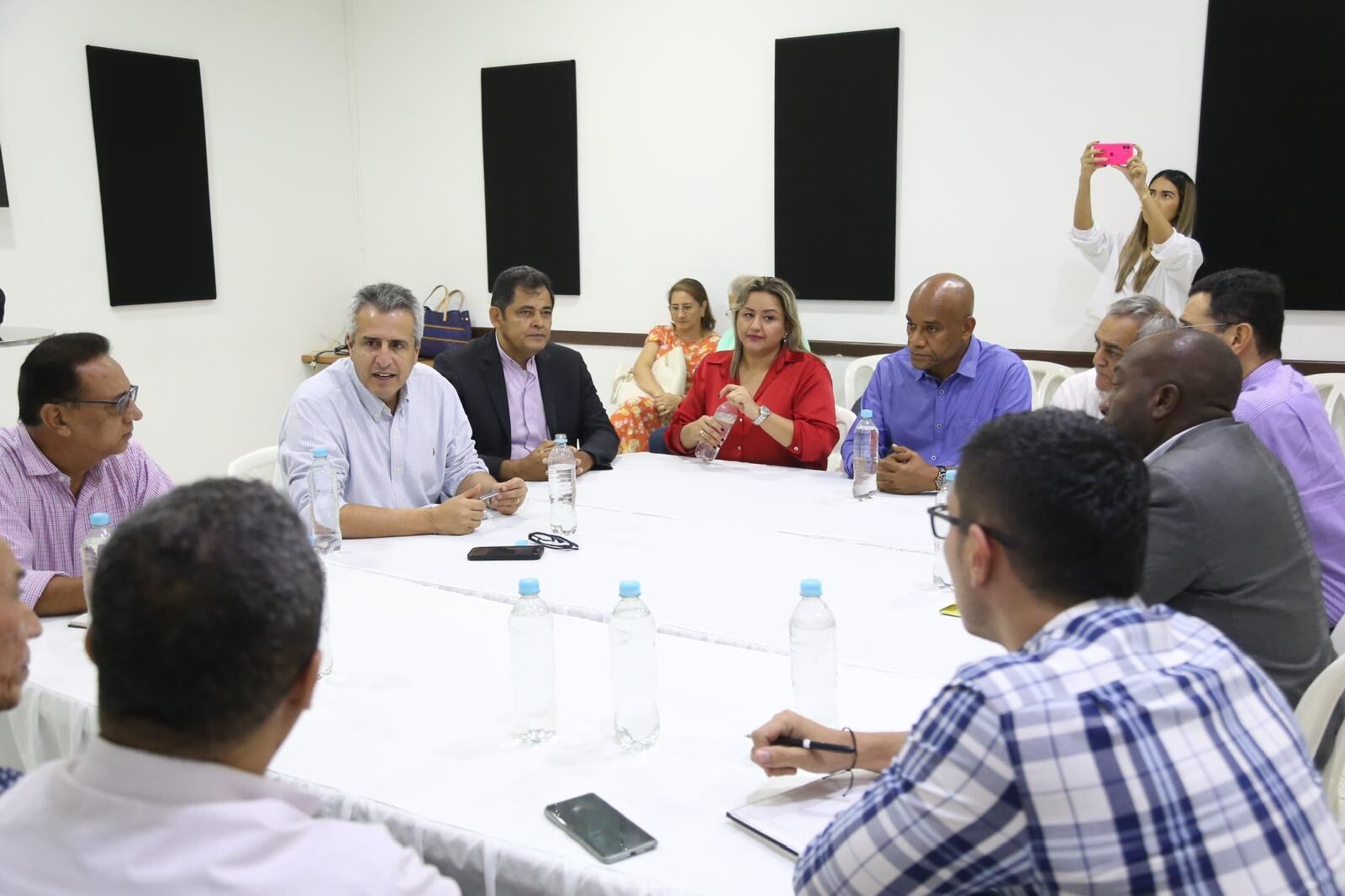 Luis Fernando Velasco en Cali en medio de una reunión con representantes de comunidades religiosas.