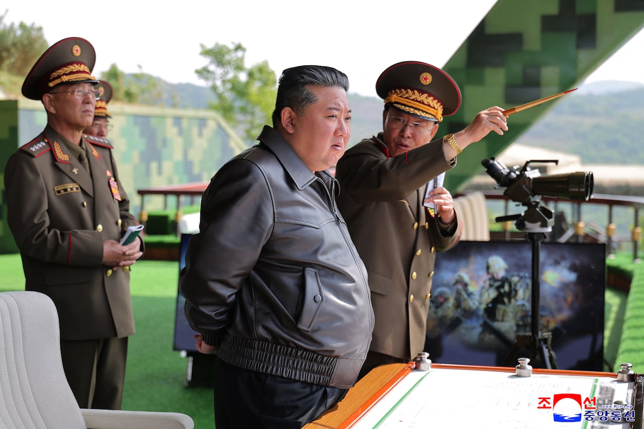 Esta fotografía, tomada el 13 de mayo de 2025 y publicada por la Agencia Central de Noticias de Corea del Norte (KCNA) el 14 de mayo de 2025, muestra al líder norcoreano Kim Jong Un (C) inspeccionando el entrenamiento táctico integral de la división de operaciones especiales del Ejército Popular de Corea