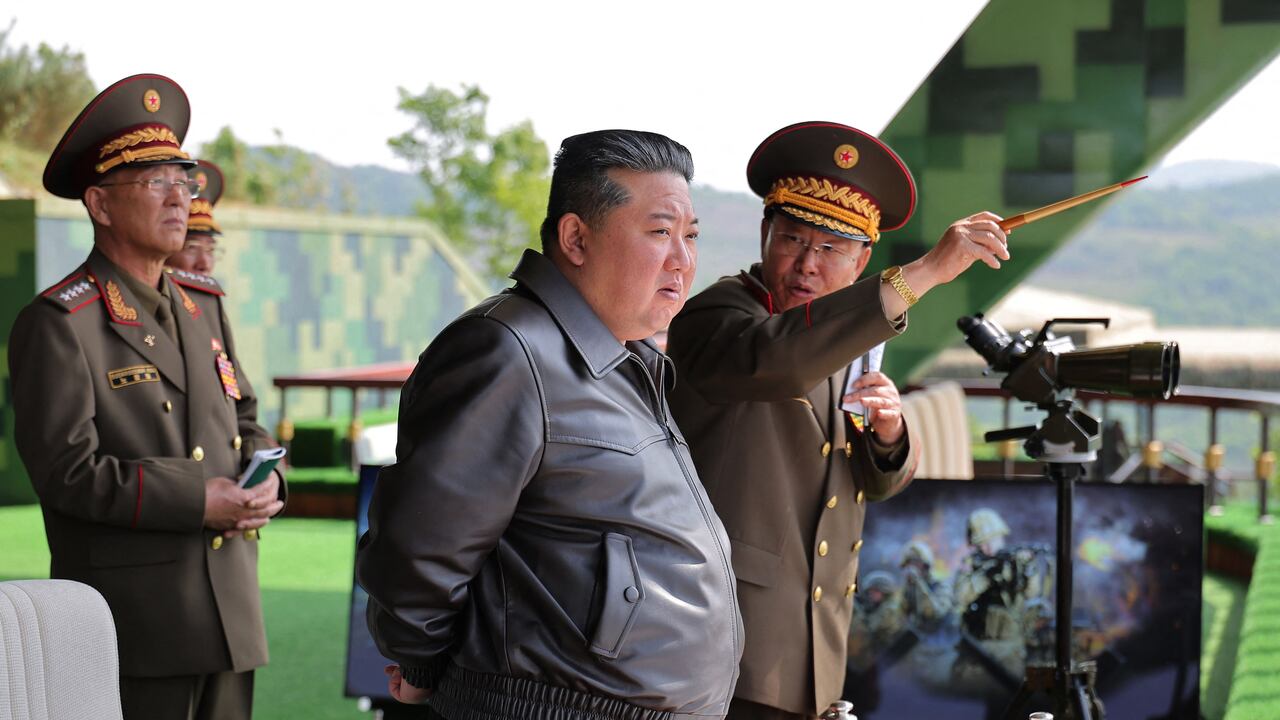 Esta fotografía, tomada el 13 de mayo de 2025 y publicada por la Agencia Central de Noticias de Corea del Norte (KCNA) el 14 de mayo de 2025, muestra al líder norcoreano Kim Jong Un (C) inspeccionando el entrenamiento táctico integral de la división de operaciones especiales del Ejército Popular de Corea