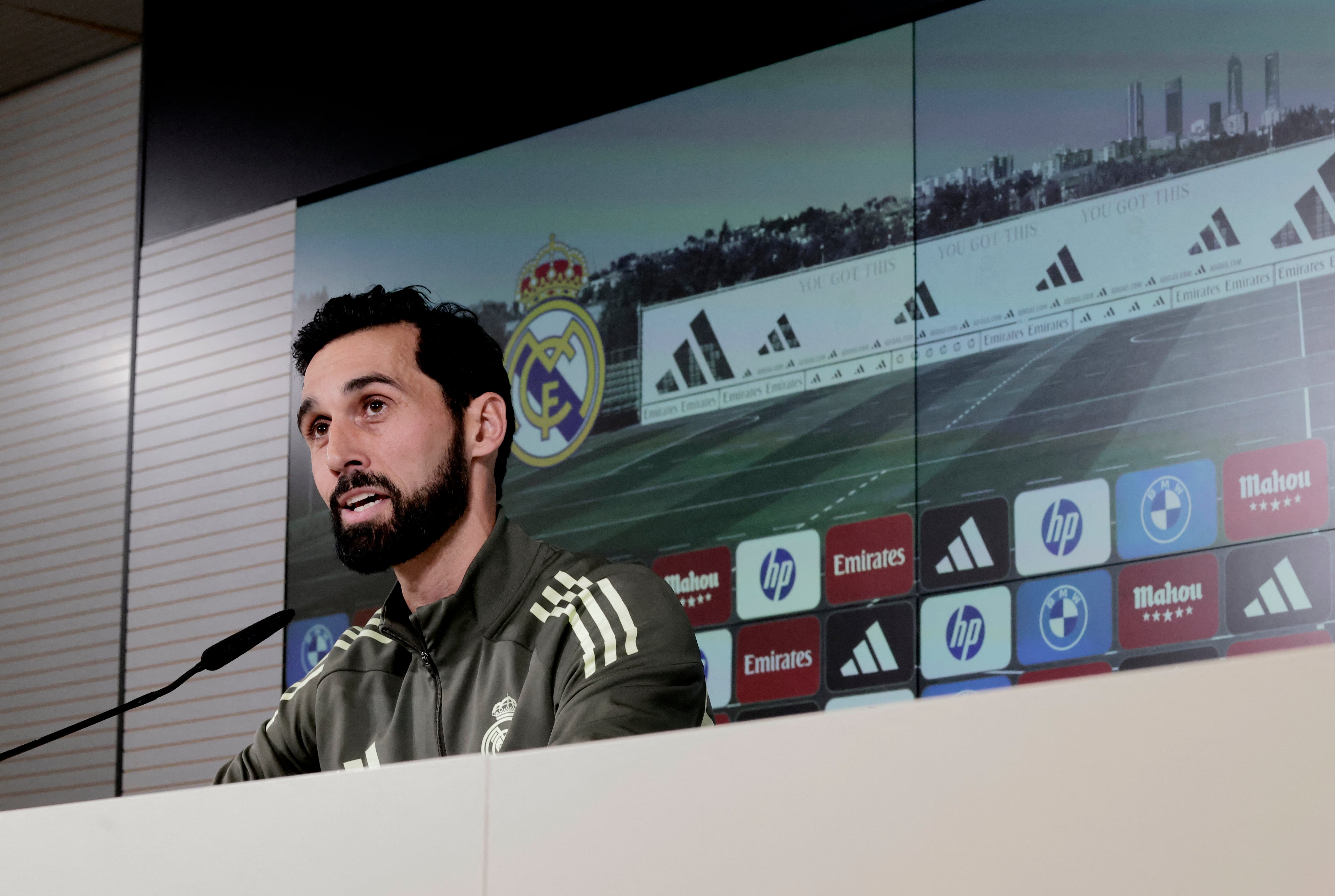 El nuevo entrenador del Real Madrid, Álvaro Arbeloa, comparece ante la prensa en la Ciudad Deportiva Real Madrid de Valdebebas, a las afueras de Madrid, el 13 de enero de 2026. El Real Madrid nombró a Álvaro Arbeloa nuevo entrenador el 12 de enero de 2026 tras la salida de Xabi Alonso del club por mutuo acuerdo, un día después de que el equipo perdiera la final de la Supercopa de España contra el Barcelona, ​​según informa AFP. (Foto de Oscar DEL POZO / AFP)
