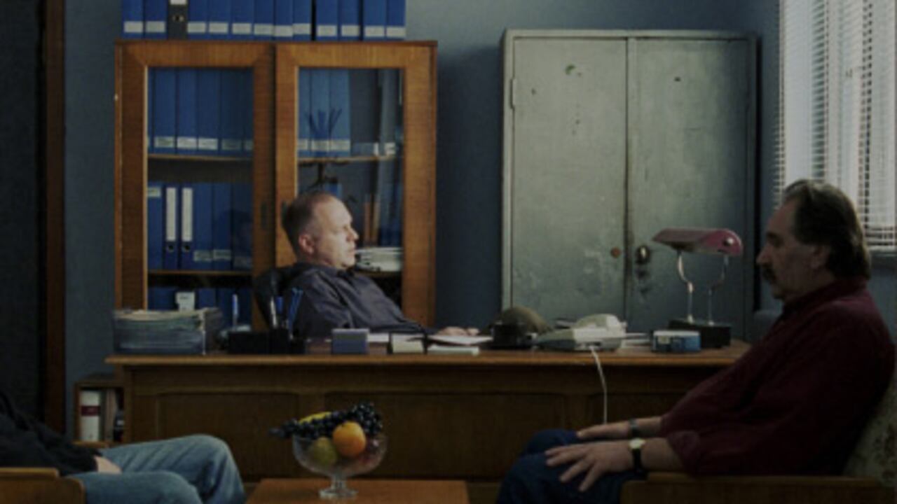 Cristi (Dragos Bucur) enfrenta la escena fundamental de la película: una divertida conversación de veinte minutos sobre qué es la conciencia.