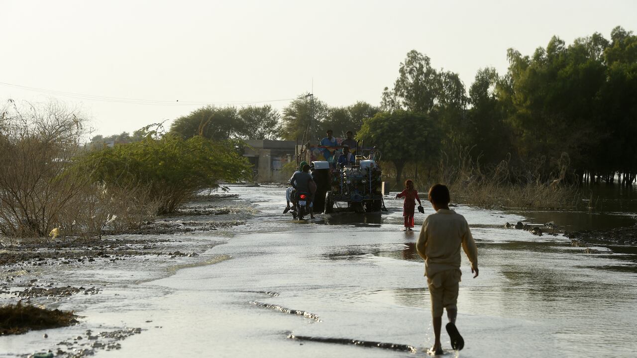 Según la Unicef "conforme este desastre climático continúa afectando la vida de millones de niños y niñas en Pakistán, al final son los niños más vulnerables quienes pagan el precio más alto”.