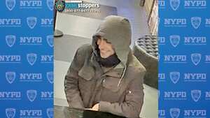 Esta imagen proporcionada por el Departamento de Policía de la ciudad de Nueva York muestra a un hombre buscado para ser interrogado en relación con la investigación del asesinato del director ejecutivo de UnitedHealthcare, Brian Thompson, afuera de un hotel de Manhattan, el miércoles 4 de diciembre de 2024.