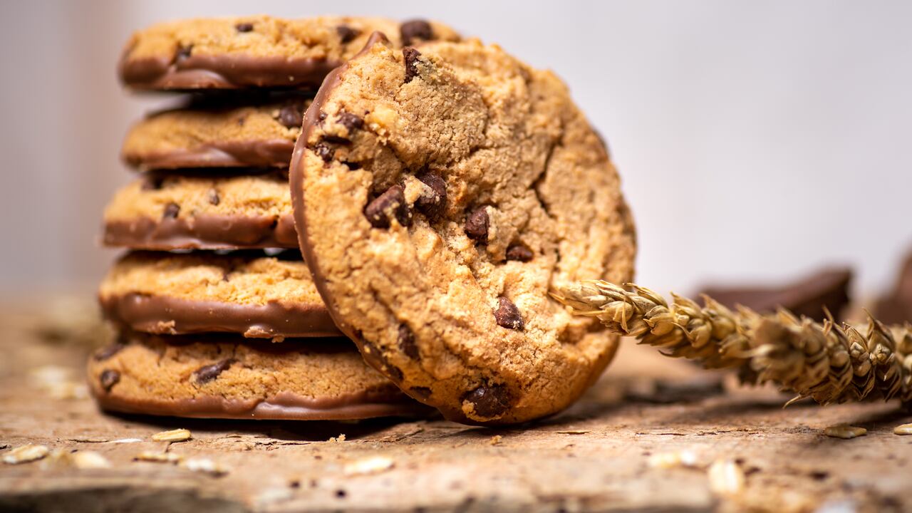 Las galletas de avena con chips de chocolate son una excelente alternativa de postre saludable hecho en casa