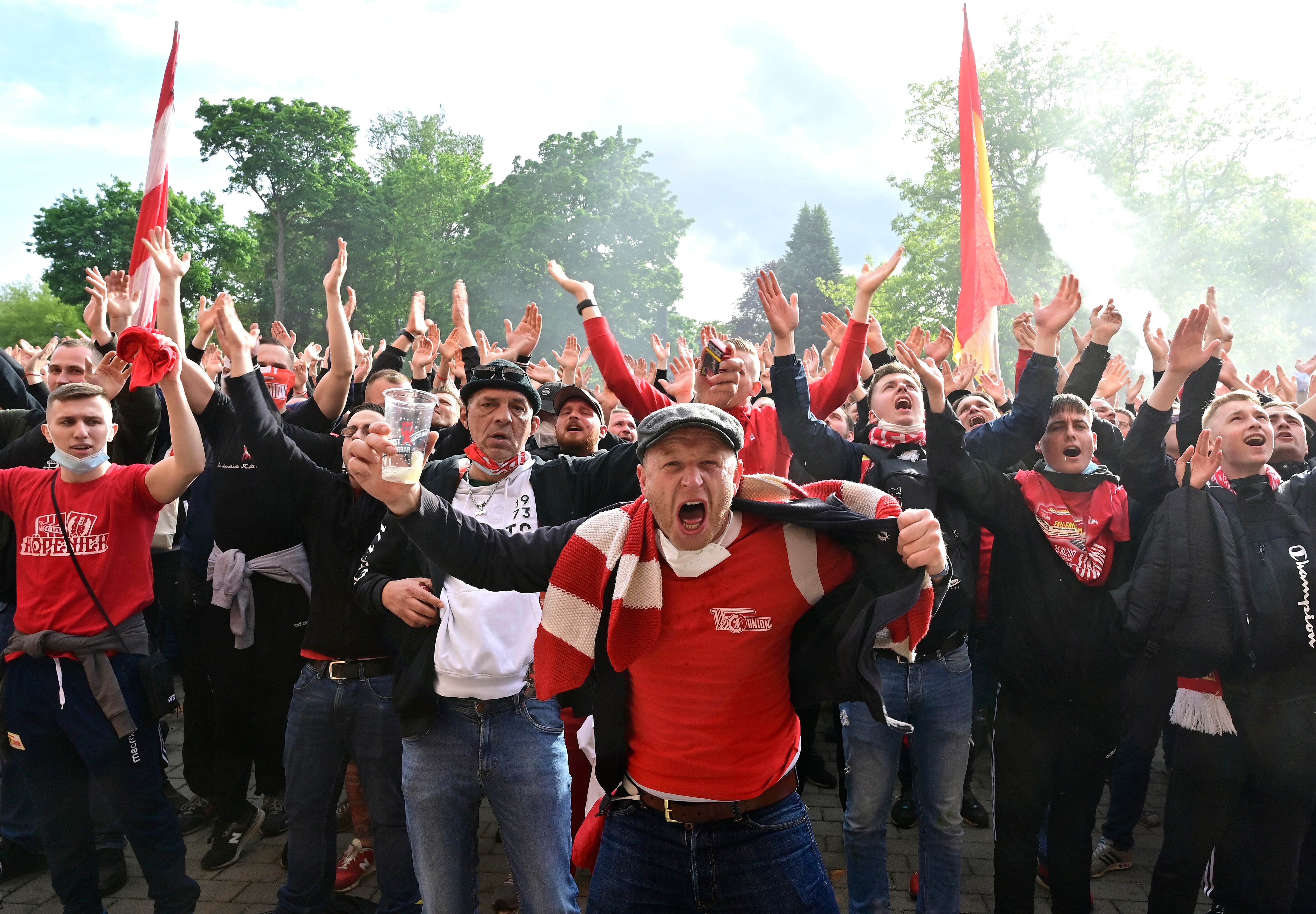 Los aficionados del 1. FC Union Berlin celebran fuera del estadio tras el partido de la Bundesliga entre el 1. FC Union Berlin y el RB Leipzig en el Stadion An der Alten Foersterei el 22 de mayo de 2021 en Berlín, Alemania. Después de aliviar las restricciones por el coronavirus, el Unión Berlín juega ante 2.000 espectadores su último partido en casa de la temporada. Los estadios deportivos de Alemania siguen sometidos a estrictas restricciones debido a la pandemia de coronavirus, ya que las leyes gubernamentales de distanciamiento social prohíben a los aficionados dentro de los recintos, lo que provoca que los partidos se jueguen a puerta cerrada. (Foto de John MacDougall - Pool/Getty Images)