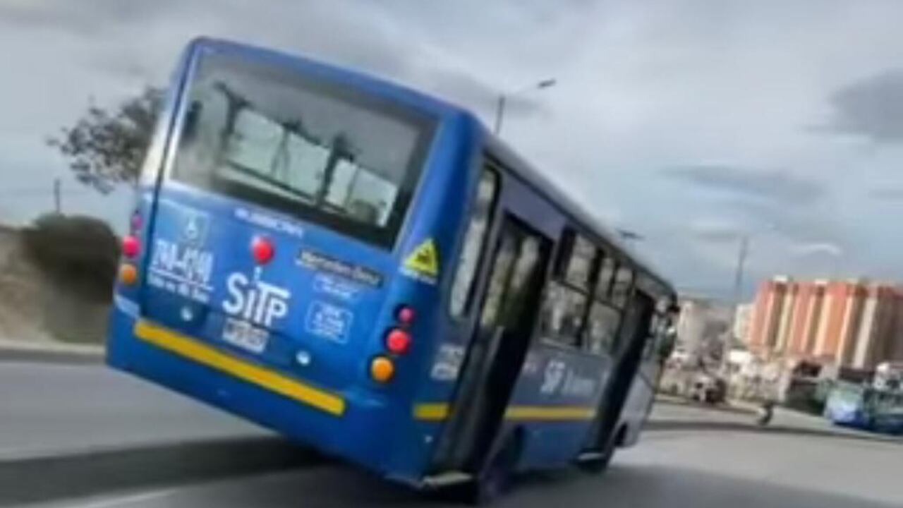 Un conductor del Sistema Integrado de Transporte hizo una peligrosa maniobra con un bus de servicio público.