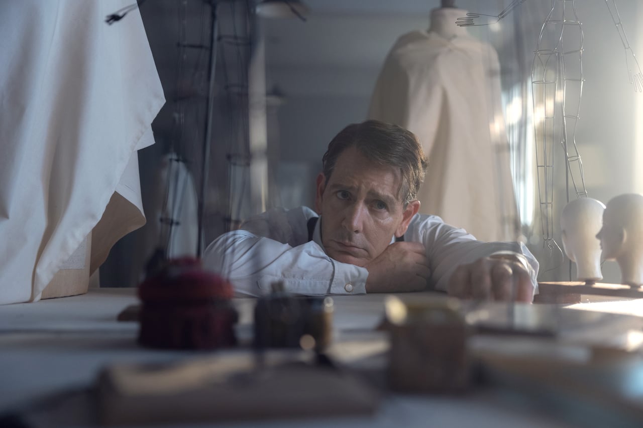 En 'The New Look', Ben Mendelsohn es Christian Dior.