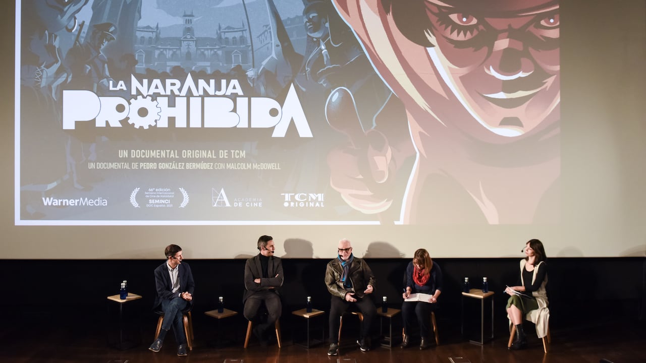 (De izquierda a derecha) El compositor y productor delegado, Guillermo Farre; el director del documental 'La naranja prohibida', Pedro González; el actor y protagonista de "La naranja mecánica" (1971), Malcolm McDowell; un traductor; y la coordinadora de comunicación de los canales de televisión TCM y TNT de WarnerMedia España, Patricia Cruzado, responden en rueda de prensa a la presentación del documental 'La naranja prohibida'