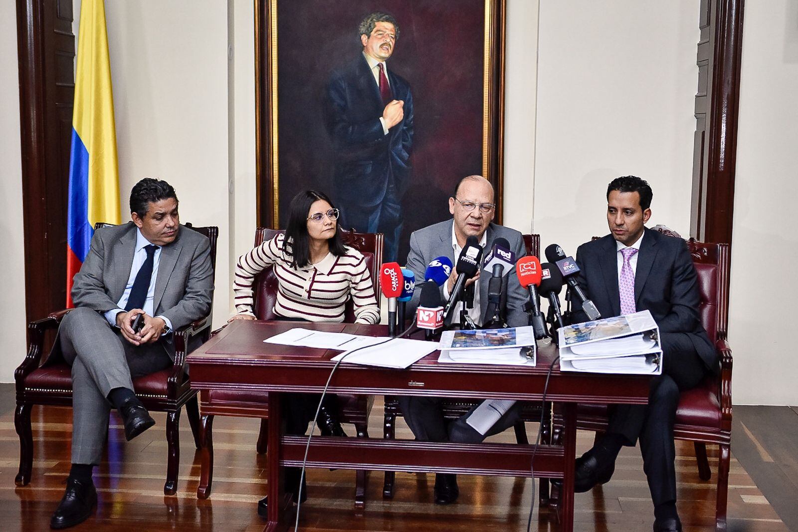 El ministro de Hacienda German Ávila junto a Angie Rodríguez directora del Dapre, radicaron el Presupuesto General de la Nación para el 2026.