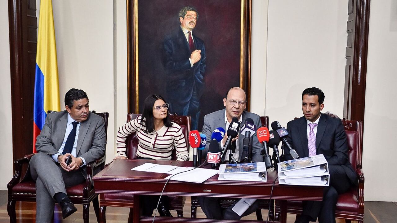 El ministro de Hacienda German Ávila junto a Angie Rodríguez directora del Dapre, radicaron el Presupuesto General de la Nación para el 2026.