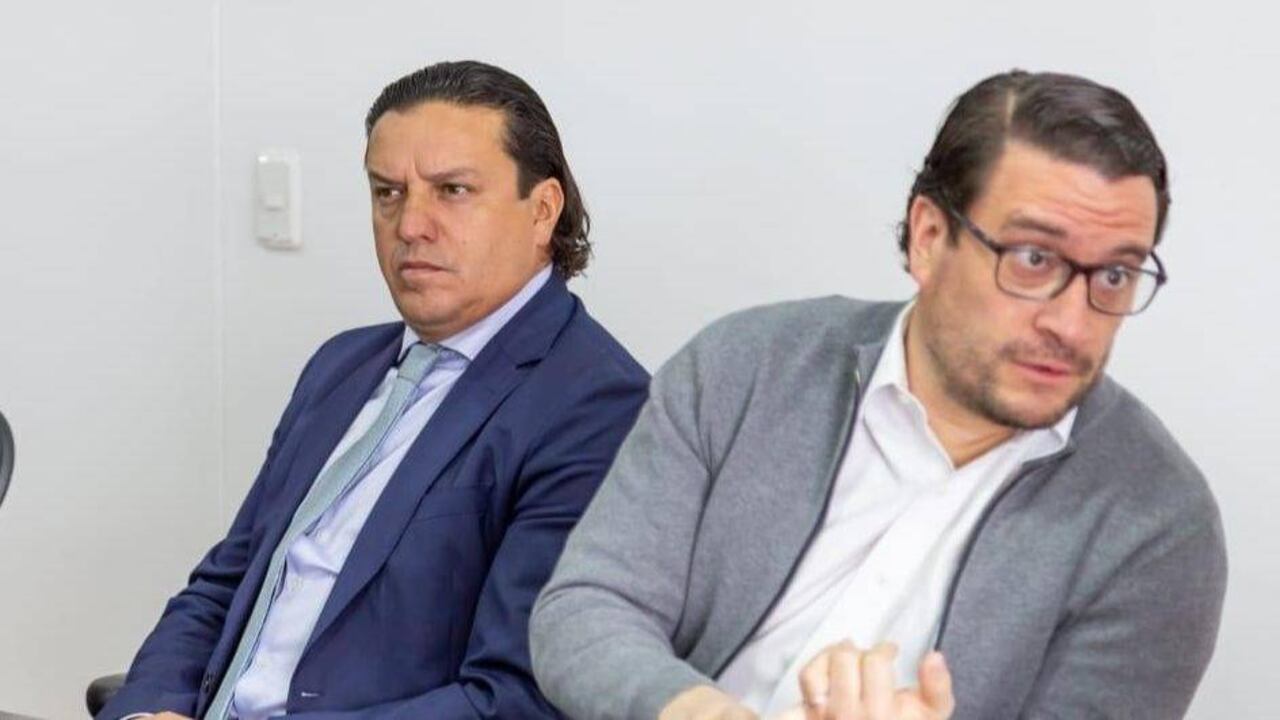 El abogado Cancino en primer plano y atrás, su representado, el empresario Andrés Sanmiguel.