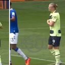 Yerry Mina quiso parar a su rival de Manchester City con pellizcos.