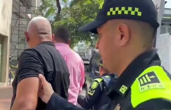 Los sujetos fueron capturados minutos después de abordar un vehículo en donde encontraron los elementos y las tarjetas