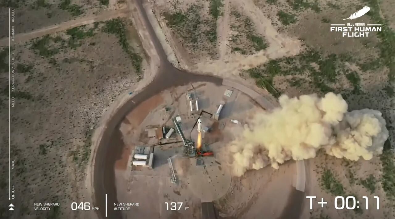 En esta foto proporcionada por Blue Origin, el cohete New Shepard de Blue Origin despega desde una plataforma de lanzamiento de un puerto espacial cerca de Van Horn, Texas, el martes 20 de julio de 2021. El cohete transporta pasajeros Jeff Bezos, fundador de Amazon y la compañía de turismo espacial Blue Origin, su hermano Mark Bezos, Oliver Daemen y Wally Funk. (Blue Origin a través de AP)