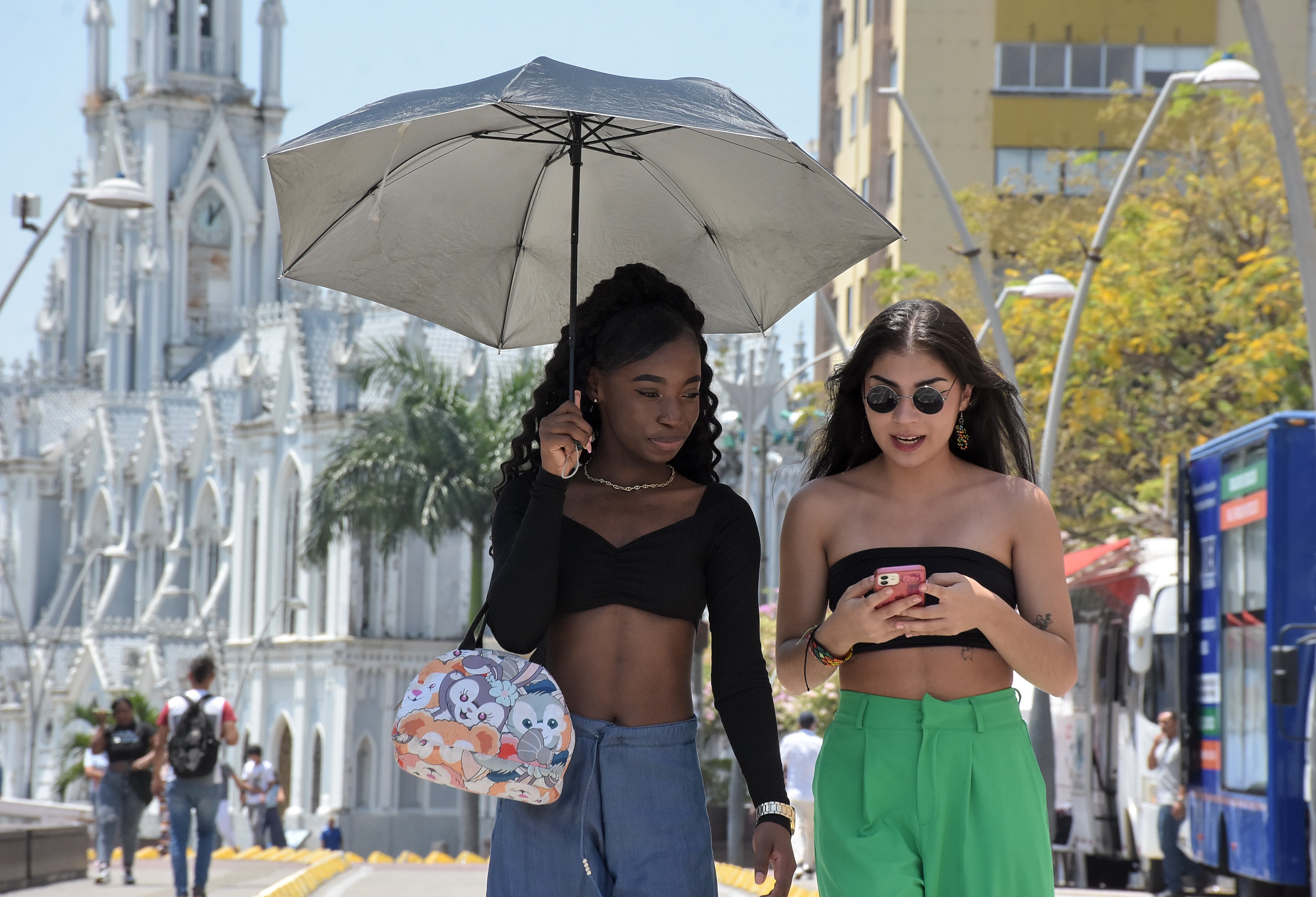 Santiago de Cali amaneció hoy con temperaturas aproximadas a los 34 Grados, esto debido al fenómeno del niño y los caleños se las ingenian para protegerse del inclemente sol que por estos días golpea a la ciudad.