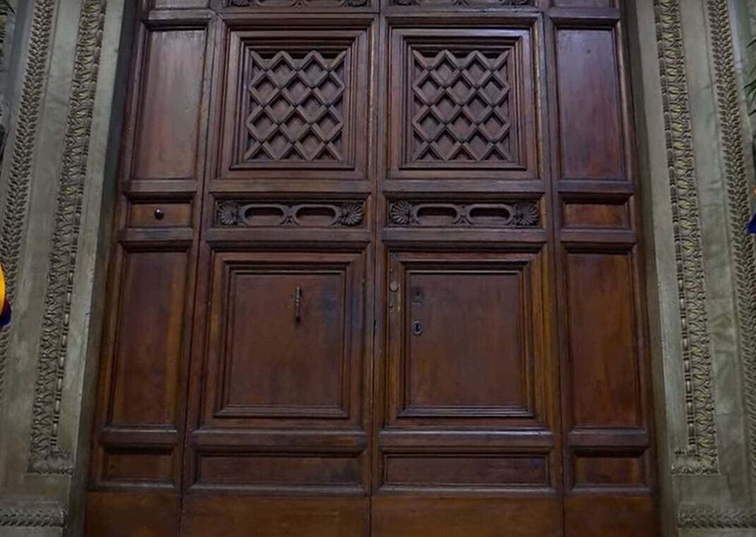 Las puertas de la Capilla Sixtina se cierran y empieza el cónclave para elegir al papa. Foto: Vatican News