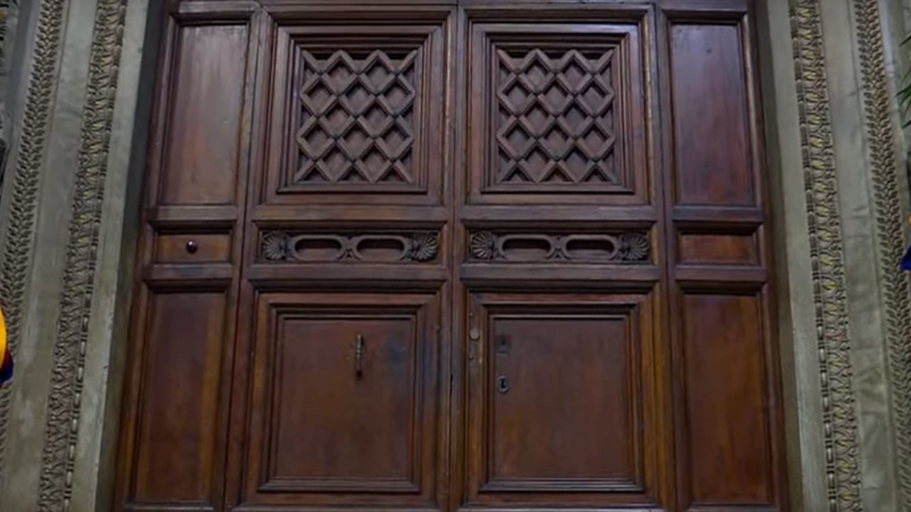 Las puertas de la Capilla Sixtina se cierran y empieza el cónclave para elegir al papa. Foto: Vatican News