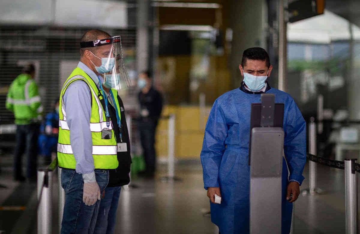 Funcionarios del aeropuerto trabajan 24/7 en la limpieza de la terminal con desinfectante de alto espectro. Diez veces al día se desinfectan pasamanos, zonas de contactos, counters y escaleras. Foto: Esteban Vega/SEMANA