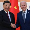 El presidente de los Estados Unidos, Joe Biden (derecha), y el presidente de China, Xi Jinping (izquierda), se dan la mano mientras se reúnen al margen de la Cumbre del G20 en Nusa Dua, en la isla turística indonesia de Bali, el 14 de noviembre de 2022.