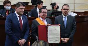El ministro Fernando Ruiz recibió el reconocimiento en el Congreso.
