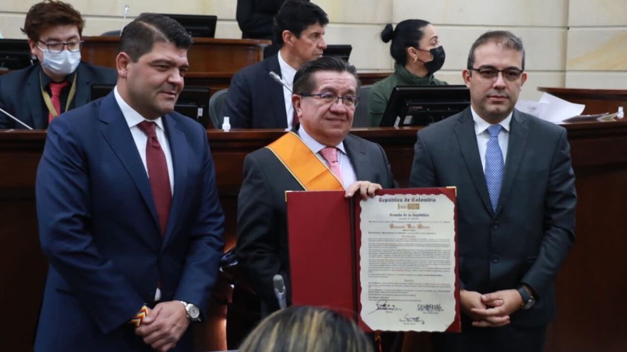 El ministro Fernando Ruiz recibió el reconocimiento en el Congreso.