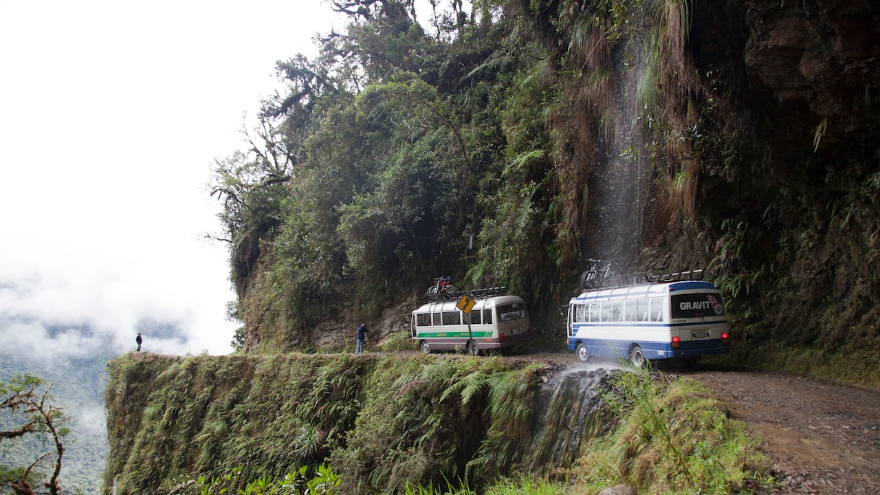 La carretera de los Yungas conecta a La Paz, Bolivia, con la selva amazónica.