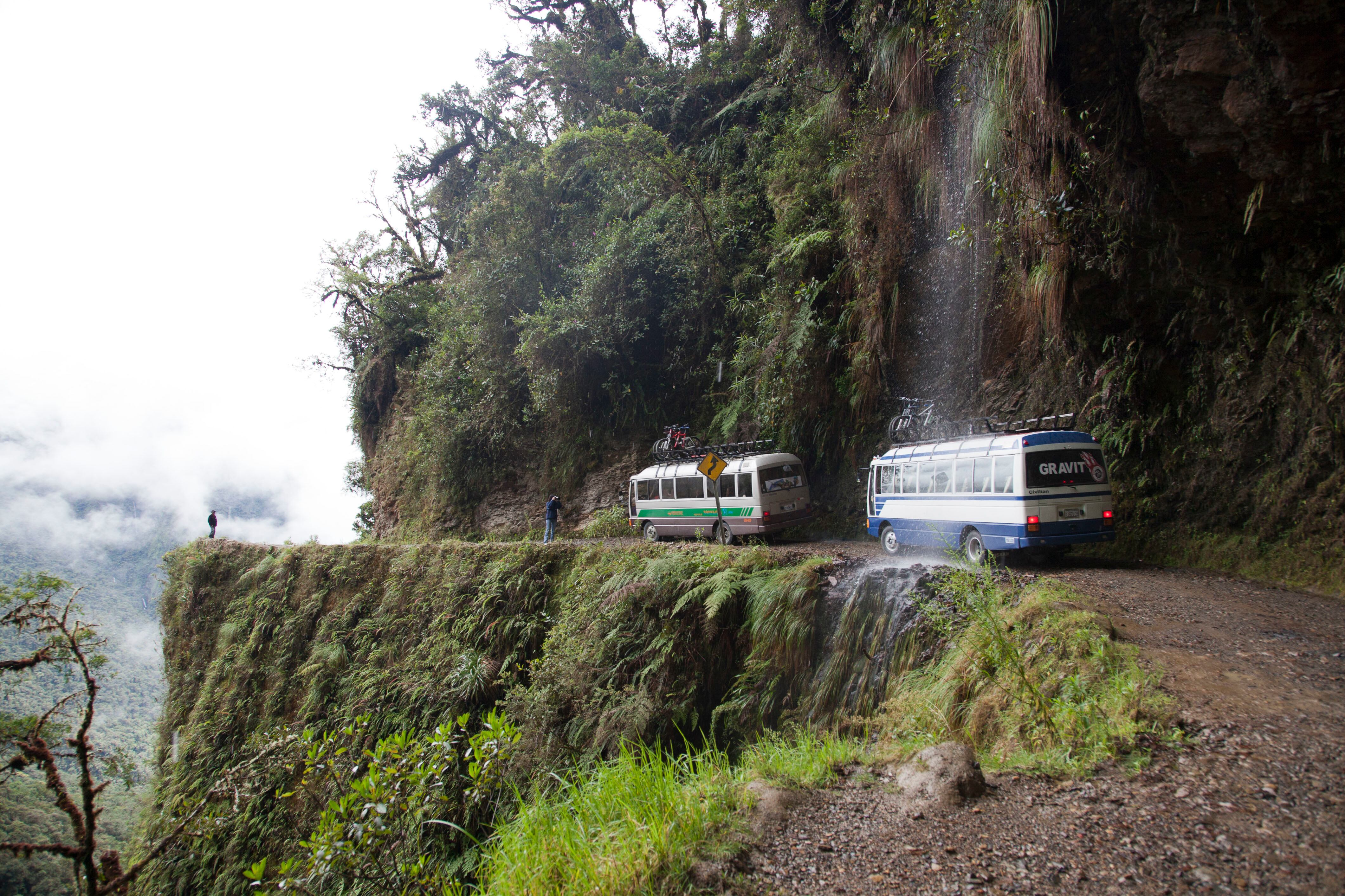 La carretera de los Yungas conecta a La Paz, Bolivia, con la selva amazónica.