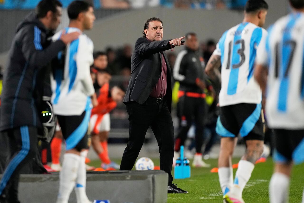 Colombia's coach Nestor Lorenzo, center, gives instructions during a qualifying soccer match against Argentina for the FIFA World Cup 2026 at the Monumental stadium in Buenos Aires, Argentina, Tuesday, June 10, 2025. (AP Photo/Gustavo Garello)